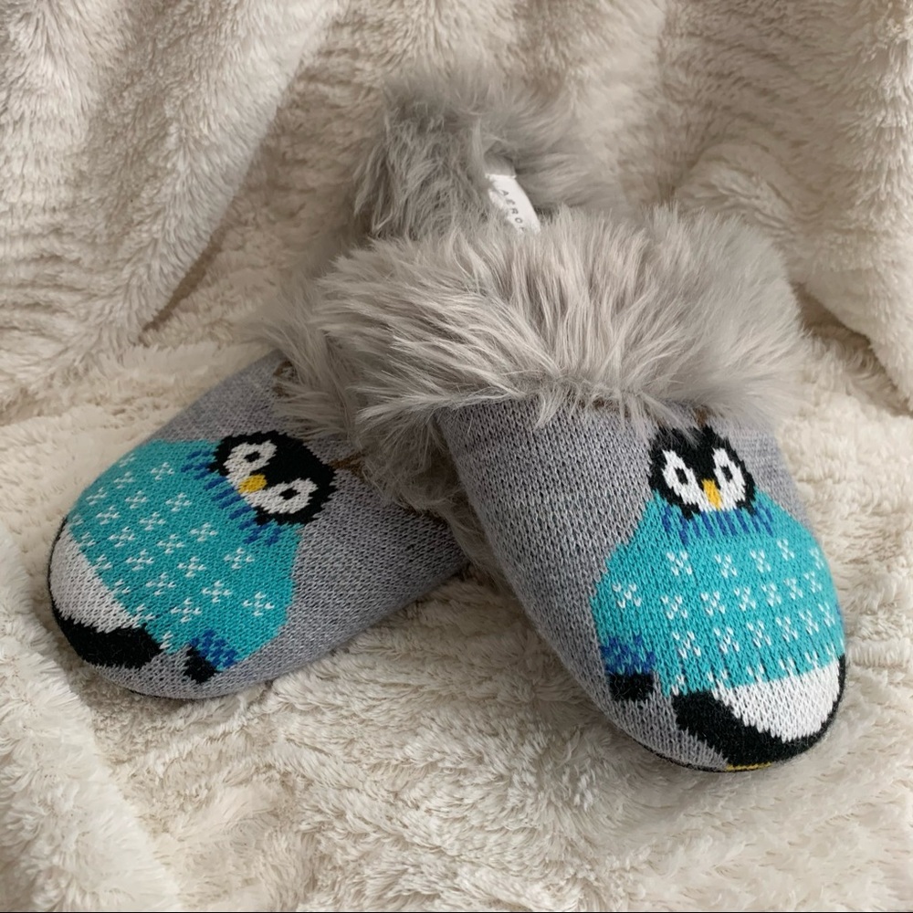 Aeropostale Grey Fuzzy Winter Penguin Slippers | S